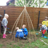 Mały działkowiec buduje fasolowy wigwam, maj 2015