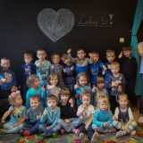 Wkręć się w autyzm, niebieskie zdjęcie przedszkolaków