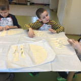 Tłusty Czwartek w naszym Przedszkolu – smażymy faworki