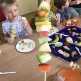 Zmagania kulinarne – owocowe szaszłyki