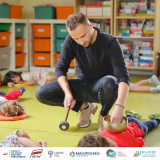 „Muzykoterapia z rozwojem słuchu fonemowego” – projekt wakacyjny w Bajkowej Krainie